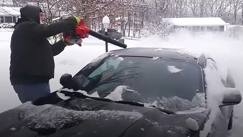 Laubbläser: So entfernt man Schnee vom Auto
