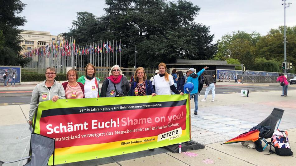 Deutsche Eltern protestieren in Genf