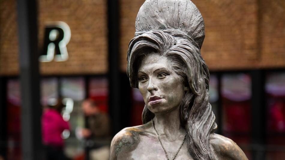 Auf dem Stables Market in Camden Town im Norden Londons steht eine Bronzestatue der britischen ...