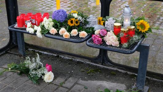 Blumen wurden nach der Bluttat niedergelegt.
