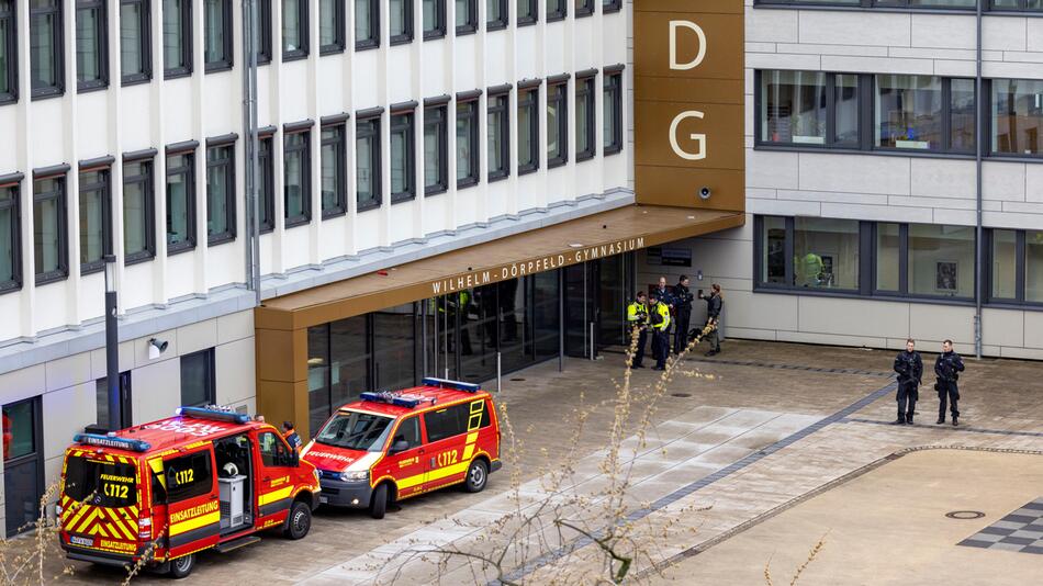 Polizeibeamte und Rettungskräfte vor dem Wilhelm-Dörpfeld-Gymnasium