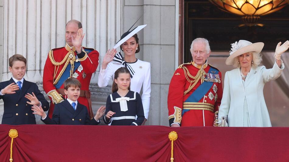 Die Royal-Family auf dem Balkon des Buckingham Palastes: George, William, Louis, Kate, Charlotte ...