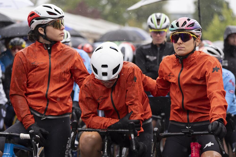 Linda Zanetti bricht beim Start des WM-Rennens in Zürich in Tränen aus