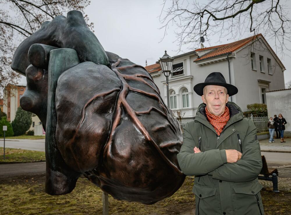 Gunther von Hagens zu seinem 80. mit einer Skulptur geehrt