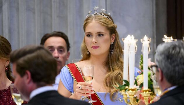 Kronprinzessin Amalia trägt das Hochzeitsdiadem von Máxima.