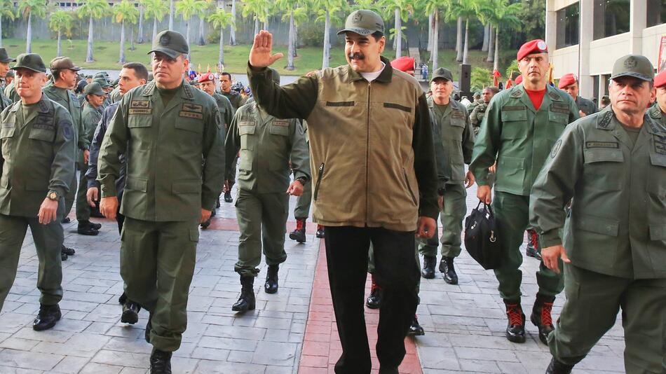 Krise in Venezuela - Maduro schwört Soldaten auf sich ein