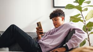 Junger Mann mit Smartphone