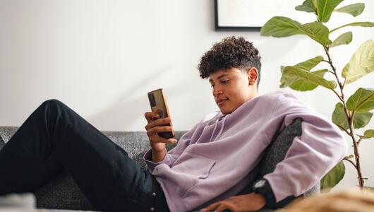 Junger Mann mit Smartphone