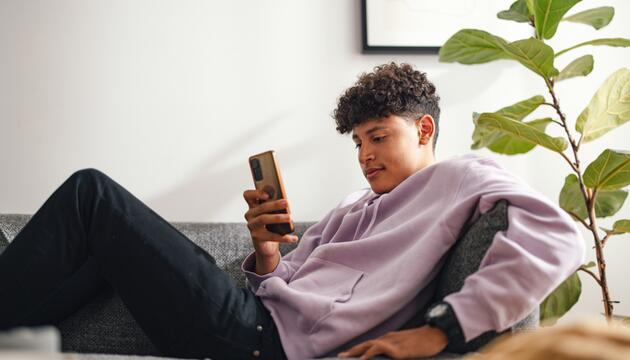 Junger Mann mit Smartphone
