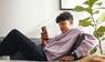 Junger Mann mit Smartphone
