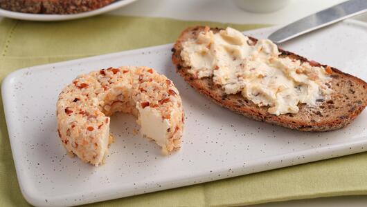 Runder Frischkäse, brot