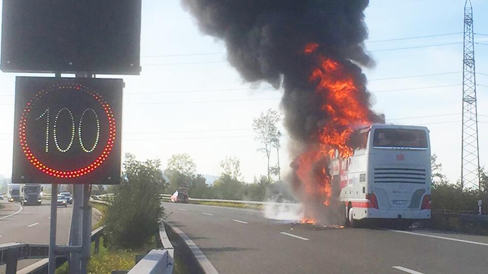 Deutscher Reisebus brennt auf Autobahn in der Schweiz aus