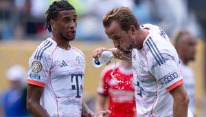 Die Bayern-Stars Michael Olise (l.) und Harry Kane während einer Trinkpause