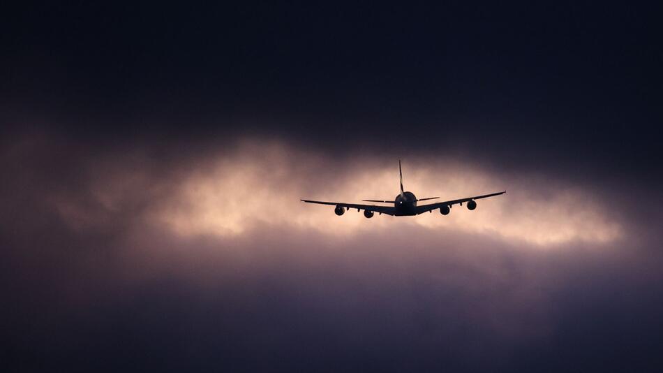 Ein Flugzeug im Himmel
