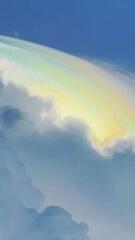 Wie ein Heiligenschein: Regenbogenwolke leuchtet über Sturmwolken