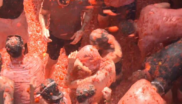 Sauerei bei "La Tomatina": Tausende Kilo Tomaten fliegen durch eine Stadt