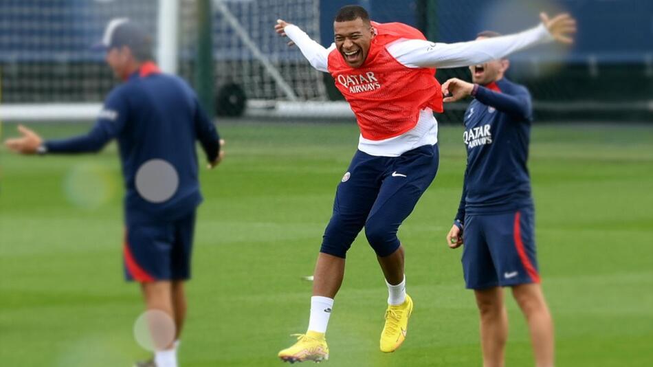 Psg Training Spaßvogel Mbappé Sorgt Für Gute Laune Web De