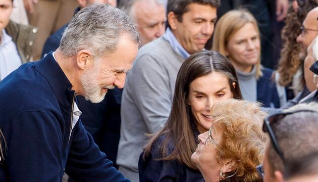 König Felipe und seine Frau Königin Letizia besuchen erneut ein Überschwemmungsgebiet in Valencia.