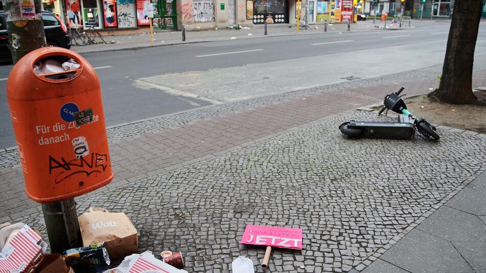 Überfüllter Mülleimer nach einer Demonstration in Berlin