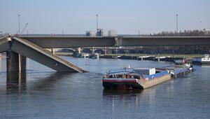 Durchfahrt von Frachtschiff unter der Carolabrücke in Dresden