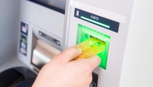 Frau hebt Geld ab