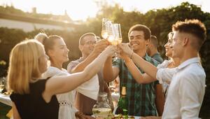 Familie trinkt Sekt