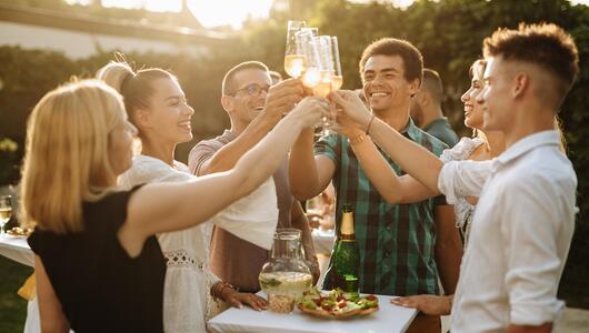 Familie trinkt Sekt