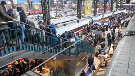Reisende stecken an Hamburger Hauptbahnhof fest
