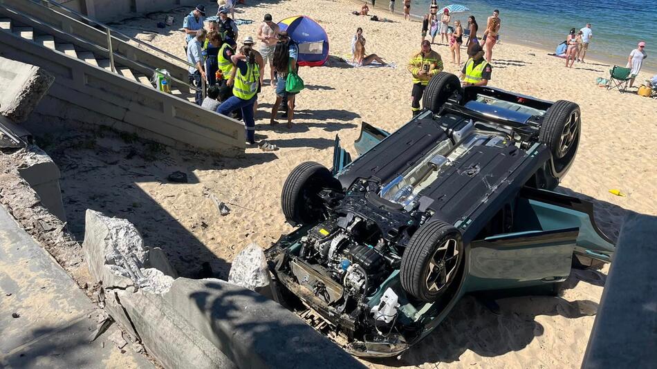 Australierin übt Einparken - Auto prallt auf vollbesetzten Strand