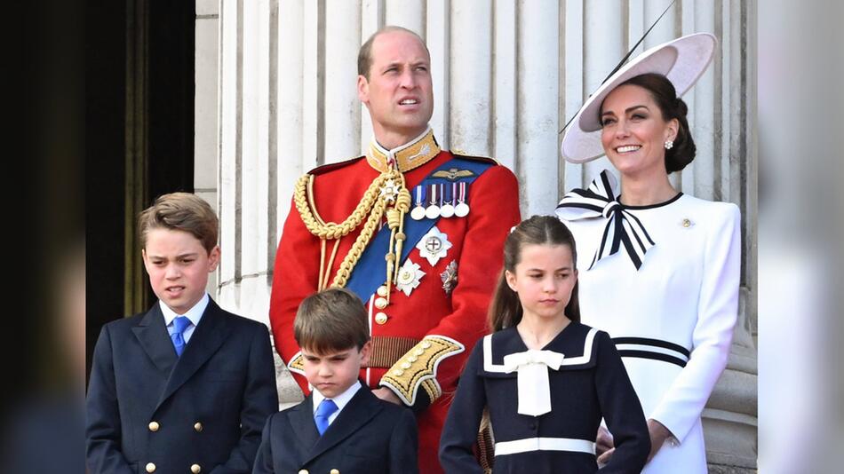 Die ganze Familie auf dem Balkon des Buckingham Palastes: Prinz William und Prinzessin Kate mit ...