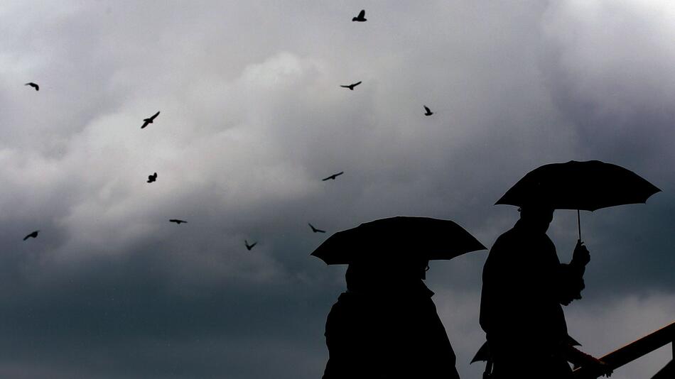 Passanten mit Regenschirmen