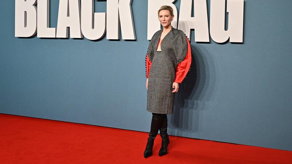 Cate Blanchett hat bei der Premiere von "Black Bag" in London ein Kleid präsentiert, dass sie ...