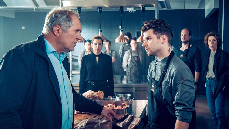 Moritz Eisner (Harald Krassnitzer, l.), Sous-Chef Lars Eidmann (Simon Morzé)