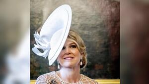 Königin Máxima fasste immer wieder an ihren Hut.