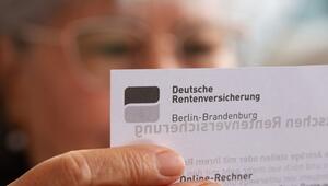Eine Seniorin hält ein Schreiben der Deutschen Rentenversicherung