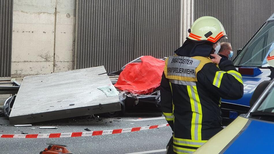 Betonteil stürzt auf Autobahn auf Wagen - Fahrerin tot