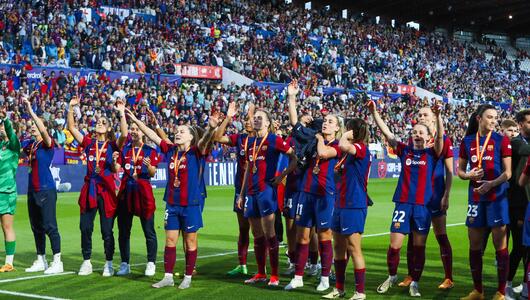 Die Spielerinnen des FC Barcelona feiern mit ihren Fans in Saragossa den Pokalsieg