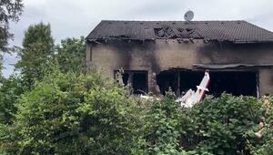 Kleinflugzeug stürzt auf Haus - zwei Tote