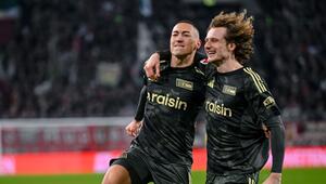 Marin Ljubičić (l.) und Alex Král von Union Berlin freuen sich über das 1:1 in Augsburg.