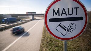 Ein Verkehrsschild weist auf die Mautpflicht hin