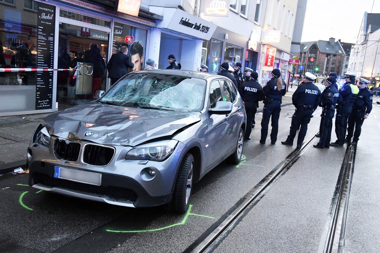 Bild zu Seniorin fährt an Haltestelle in Essen in Menschen