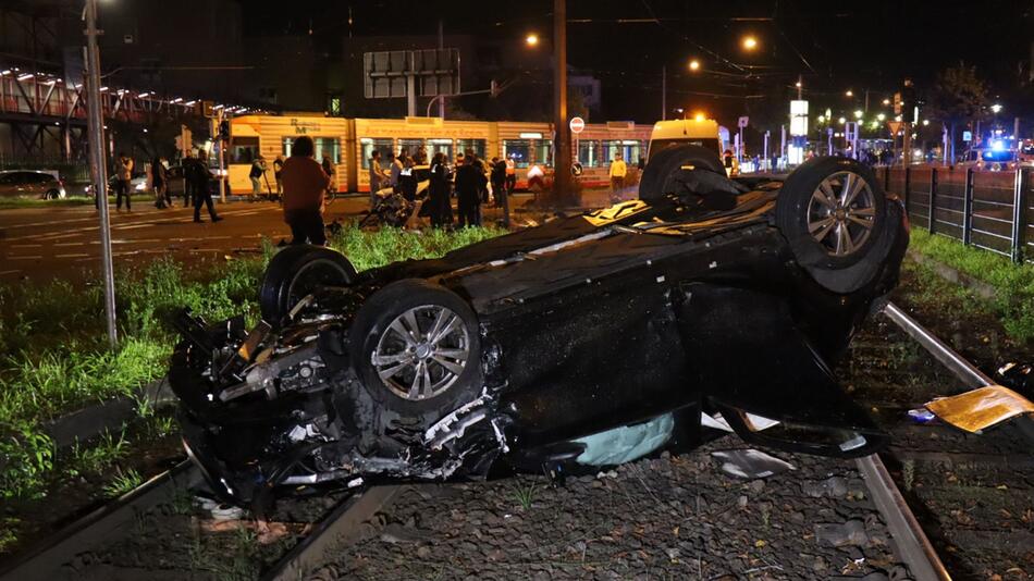 Drei Fahrzeuge kollidieren bei Unfall