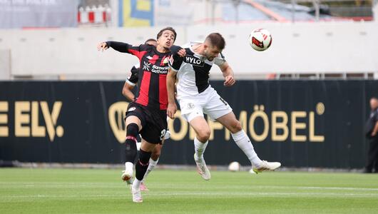 Elversberg führt gegen Leverkusen.