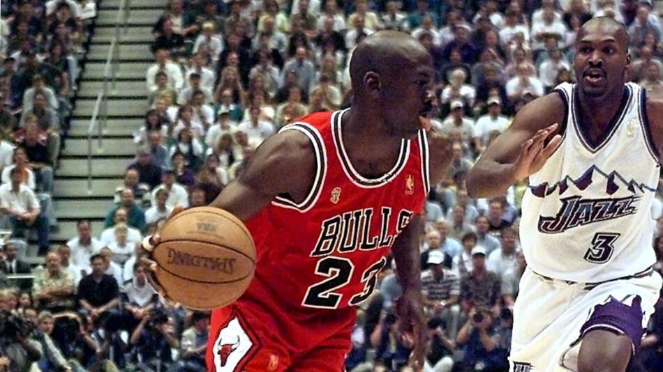Chicagos Michael Jordan wird am 11. Juni 1997 von Utahs Byron Russell angegriffen