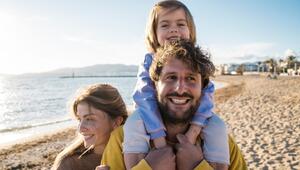 Familie läuft am Strand entlang