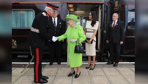 Queen Elizabeth und Herzogin Meghan kamen am 14. Juni 2018 mit der Royal Train am Bahnhof ...
