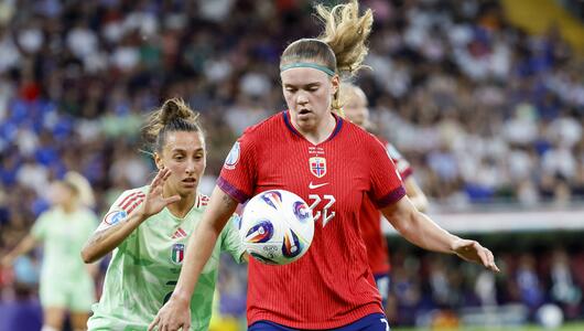 Elisabetta Oliviero und Signe Gaupset kämpfen um den Ball.