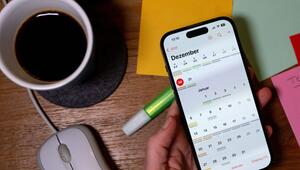 Eine Frau hält ein Smartphone in der Hand