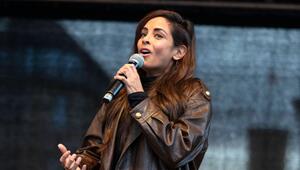 Collien Fernandes bei einer Demonstration gegen sexualisierte und digitale Gewalt in Hamburg.