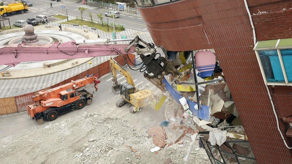 Nach schwerem Erdbeben vor Taiwan